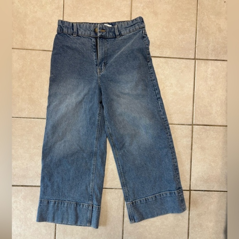 H&M HIGH RISE WIDE LEG CROPPED JEANS
Size 8